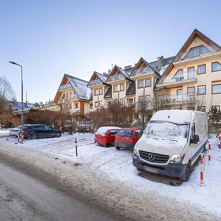 Funkcjonalny Z Parkingiem W Otoczeniu Gorskiego Krajobrazu By Renters
