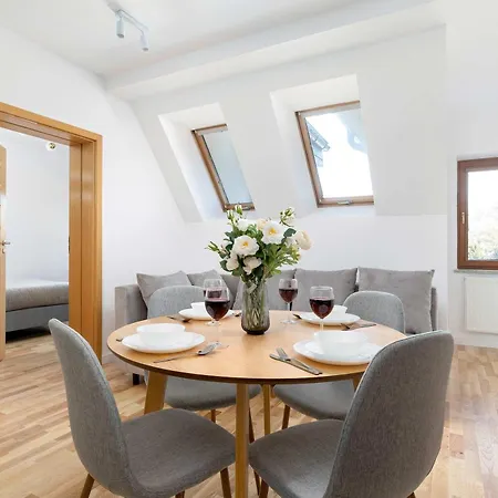 Funkcjonalny Z Parkingiem W Otoczeniu Gorskiego Krajobrazu By Renters Apartman