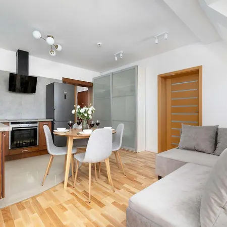 Funkcjonalny Z Parkingiem W Otoczeniu Gorskiego Krajobrazu By Renters Apartman