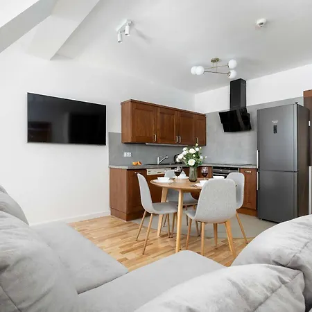 Funkcjonalny Z Parkingiem W Otoczeniu Gorskiego Krajobrazu By Renters Apartman