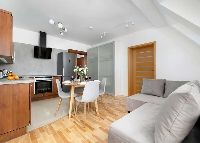 Funkcjonalny Z Parkingiem W Otoczeniu Gorskiego Krajobrazu By Renters Apartman