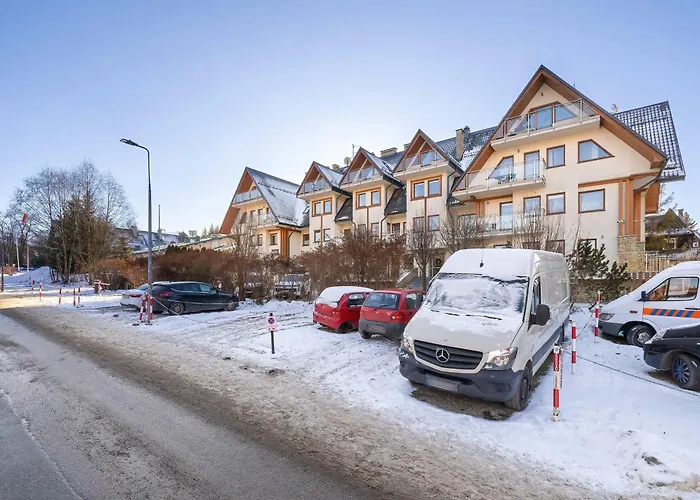 Funkcjonalny Z Parkingiem W Otoczeniu Gorskiego Krajobrazu By Renters